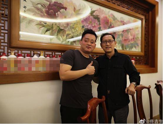 佟丽娅父亲和董璇合影,意外曝光大女儿真容?