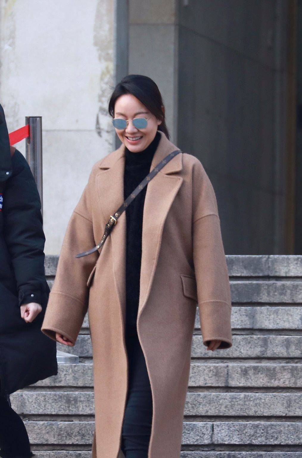 褶皱|闫妮不修图好惨,笑出褶皱容颜衰老,但这状态就是真实的49岁!