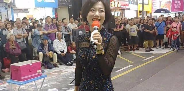 原创东北姑娘香港街头卖唱收打赏,曾夺《星光大道》总冠军上央视春晚