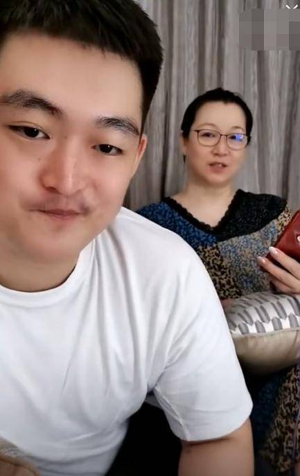 徒弟|原创赵本山女儿被徒弟跪拜引争议，获赠百万豪车，哥哥相比黯然失色