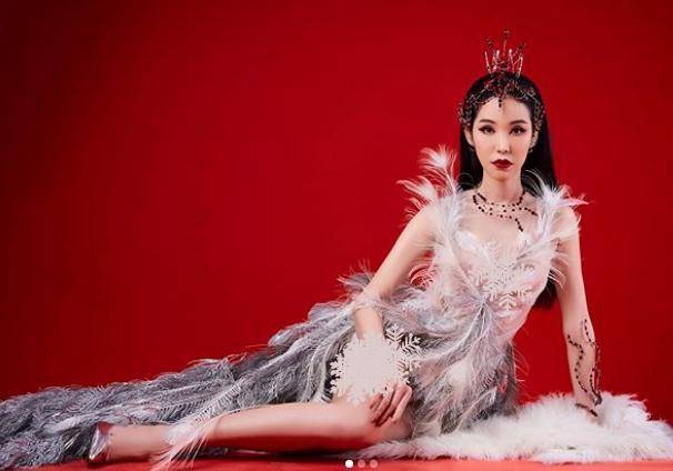 红衣|泰国变性人撞脸泰王宠妃!穿同款红衣配黑短发,怕是泰王也分不清