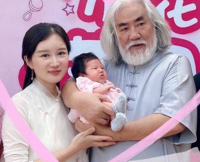 张纪中夫妇为满月女儿藏一坛美酒,小花仙皮肤黝黑,五官超像爸爸