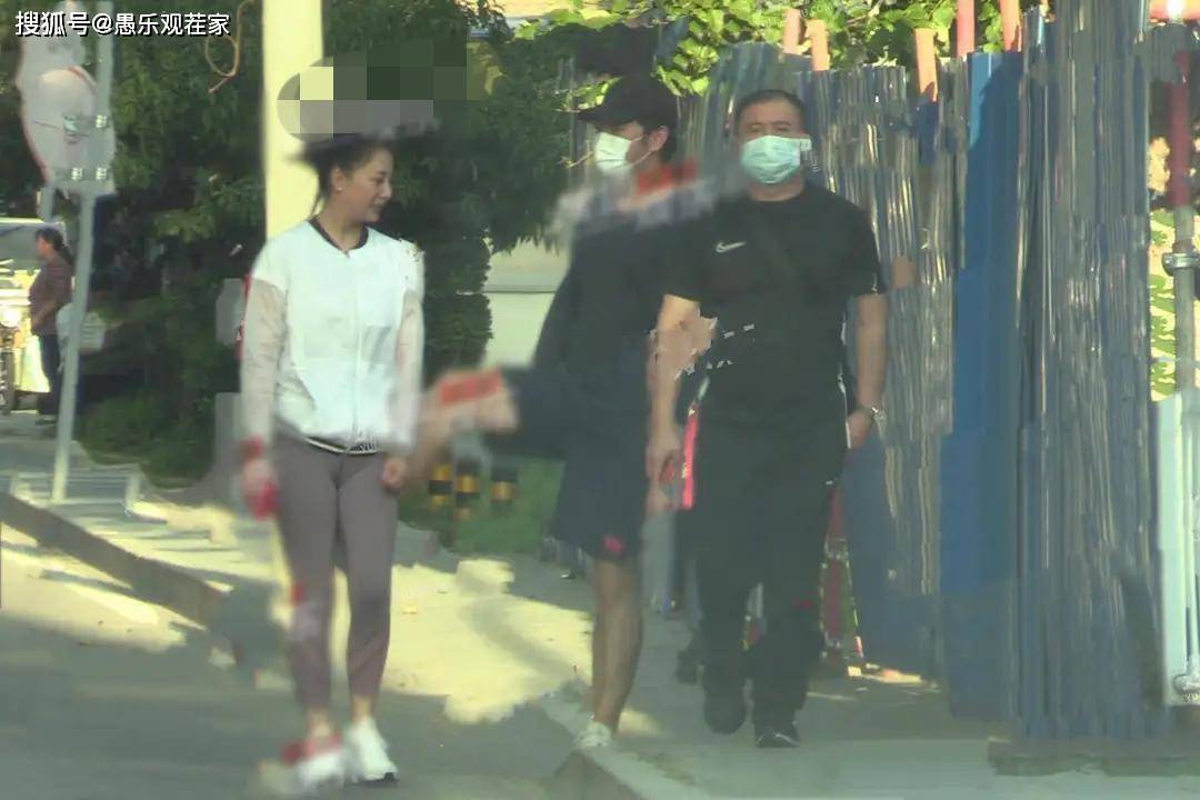 殷桃与男友家人聚餐照片曝光，与未来婆婆热聊