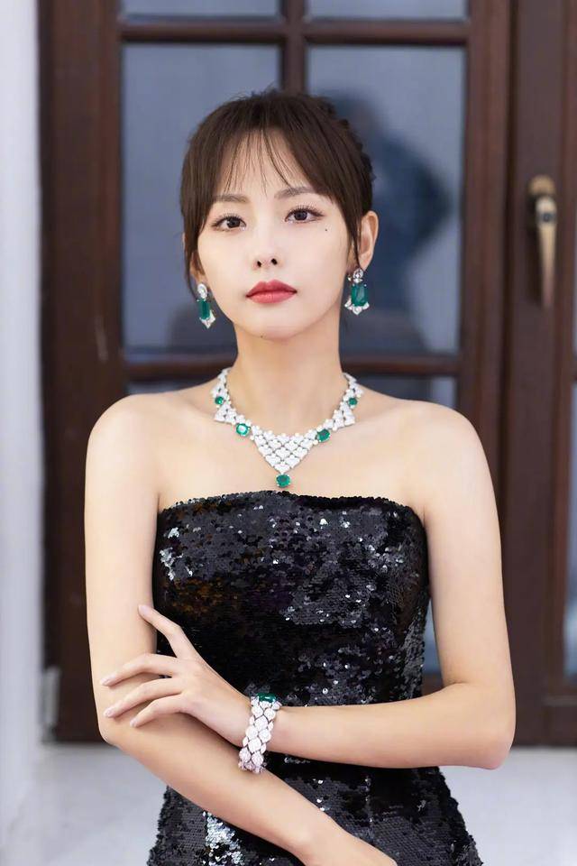 手腕|张嘉倪太瘦了!手链是手腕2倍粗险些挂不住,被指气质压不住珠宝