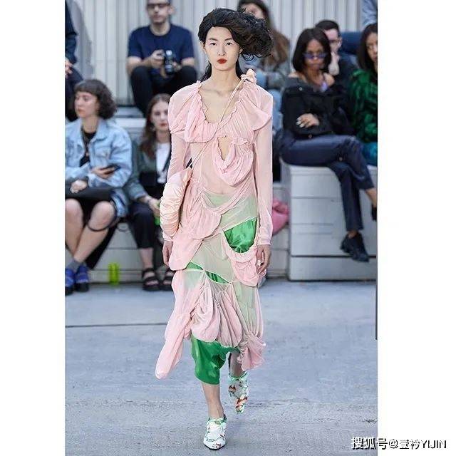 女性|新锐品牌yuhan wang国内首秀 | 极致的浪漫主义,拥抱女性的柔软力量