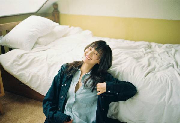 胡意旋胶片写真释出化身屋塔房元气精灵
