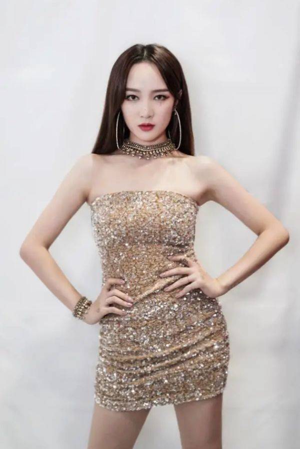 31岁孟佳终于放开,大胆挑战亮片抹胸裙,这身材绝了