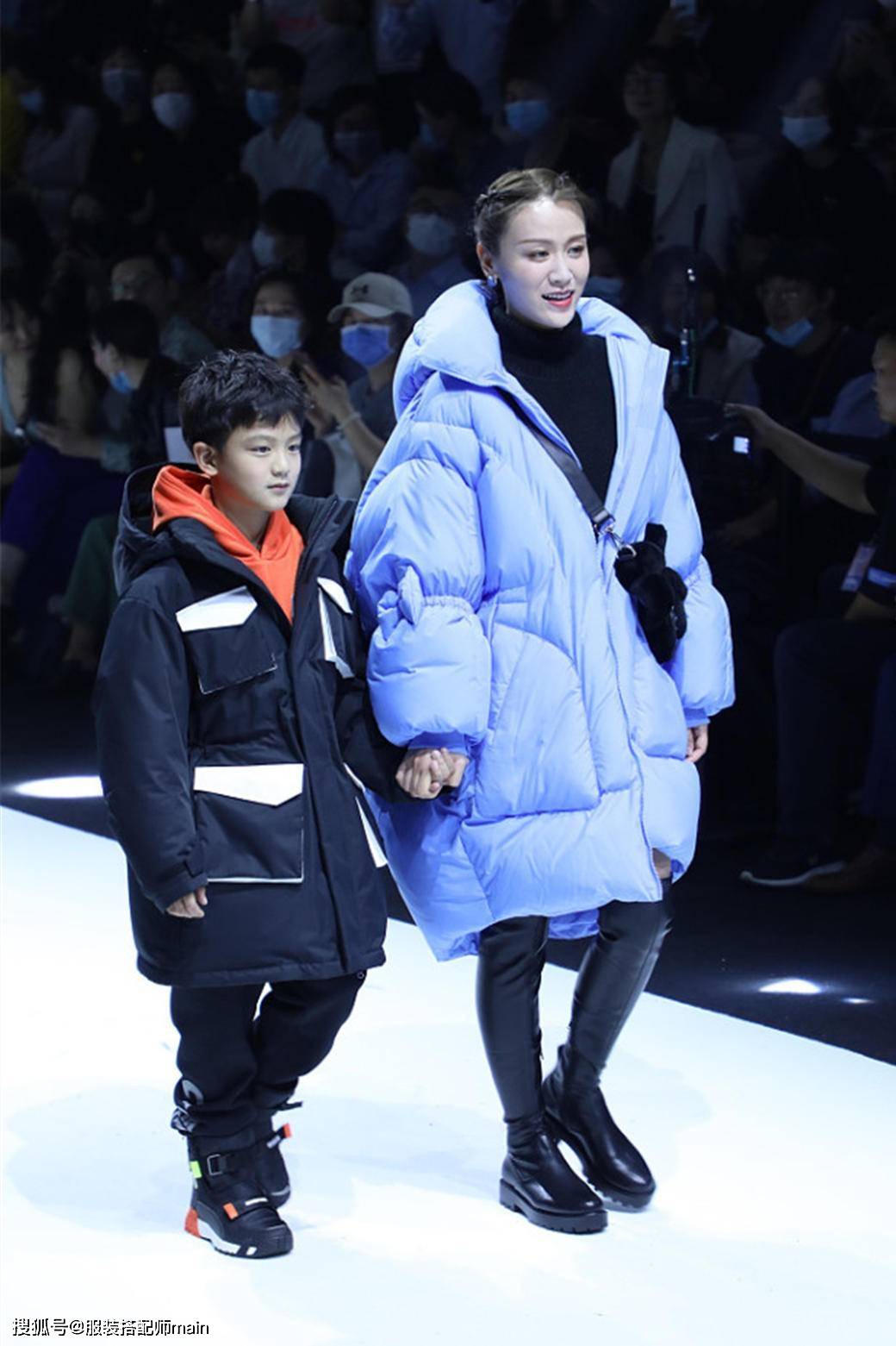 田亮|原创田亮儿子比他还帅，穿工装羽绒服T台走秀，小小年纪挺有男模范儿