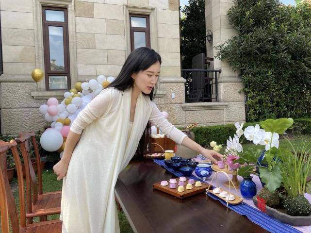张纪中夫妇为满月女儿藏一坛美酒,小花仙皮肤黝黑,五官超像爸爸