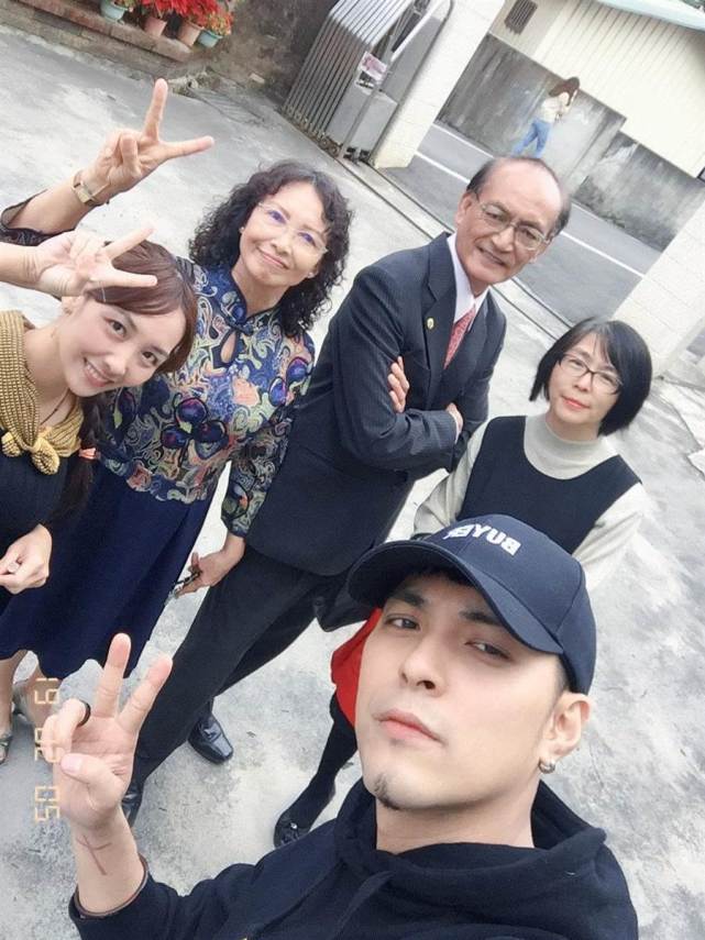 男星因桃色风波遭退团后成普通上班族领低薪，