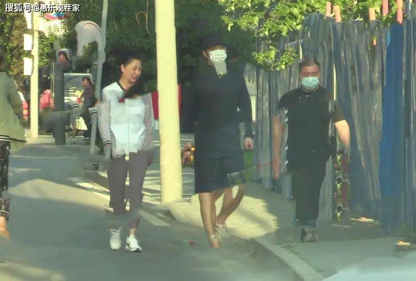 殷桃与男友家人聚餐照片曝光，与未来婆婆热聊