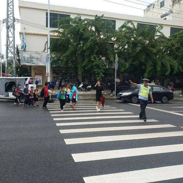 交警在各中小学路段进行交通疏导(万宁市交警大队供图)