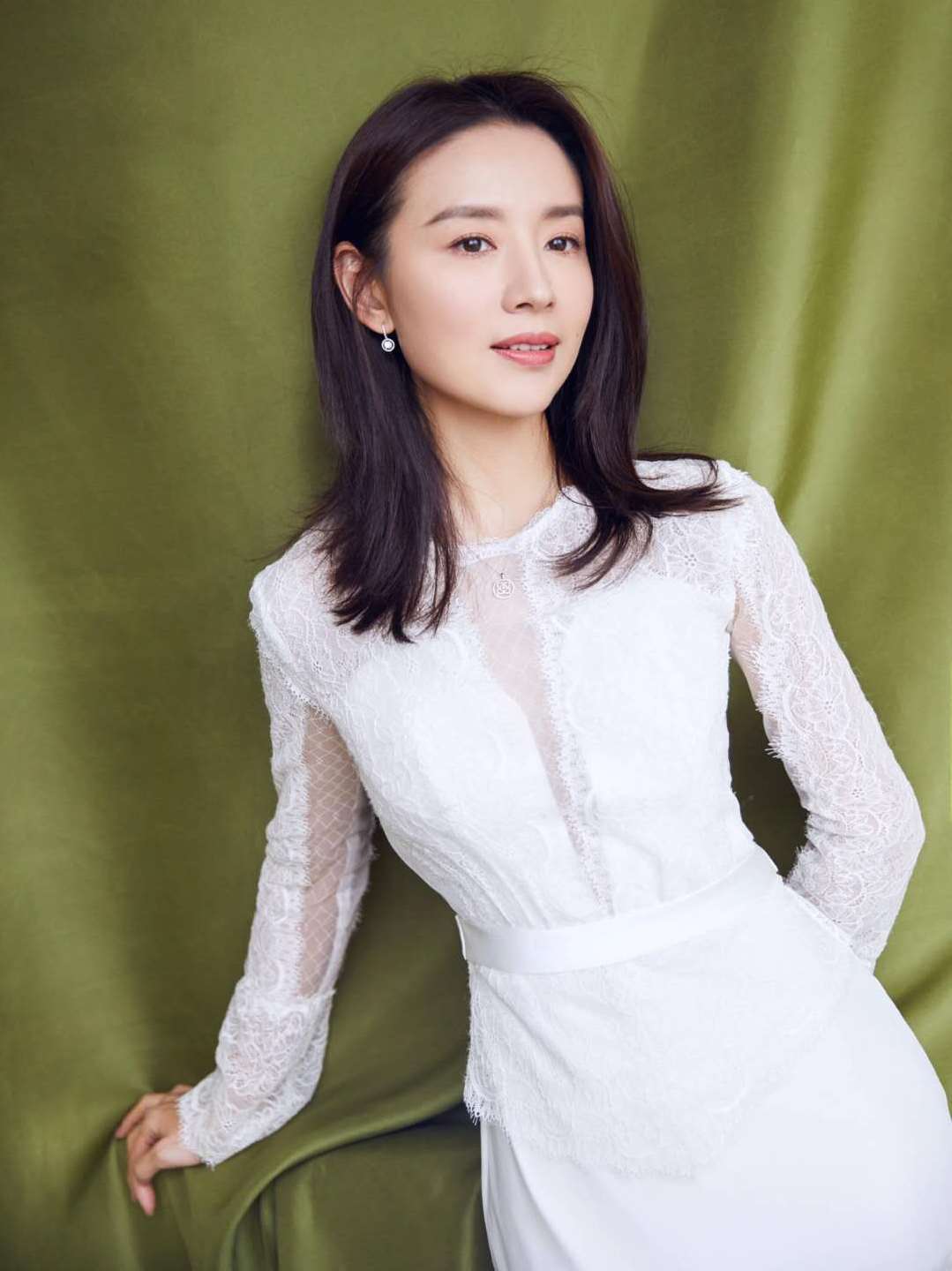 礼服|董洁40岁依然少女，穿斜肩礼服裙尽显好身材，美貌出众气质惊艳