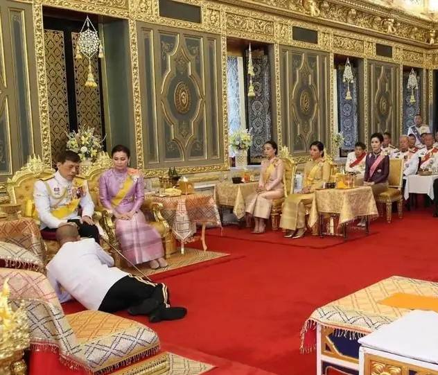 身材|诗妮娜“复宠首秀”，饱满身材瘦到皮包骨，王后穿正宫红笑容灿烂