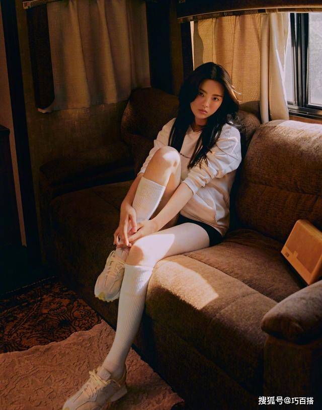 超越|杨超越时尚杂志好美！“又纯又欲”惹人爱，五官精致如同洋娃娃