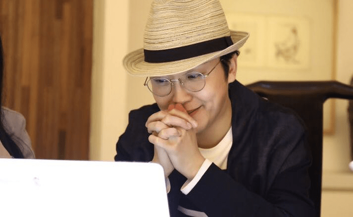 看看王一博的包，李玉刚的聊天记录就知道了！