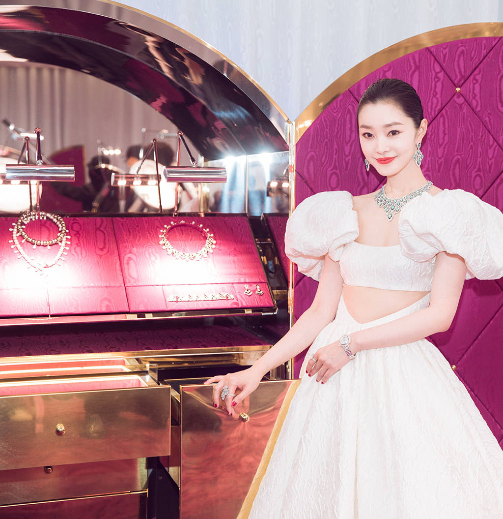 钟楚曦|宁静、娜扎、钟楚曦盛装出席时尚活动，唐艺昕产后首亮相暴露身材