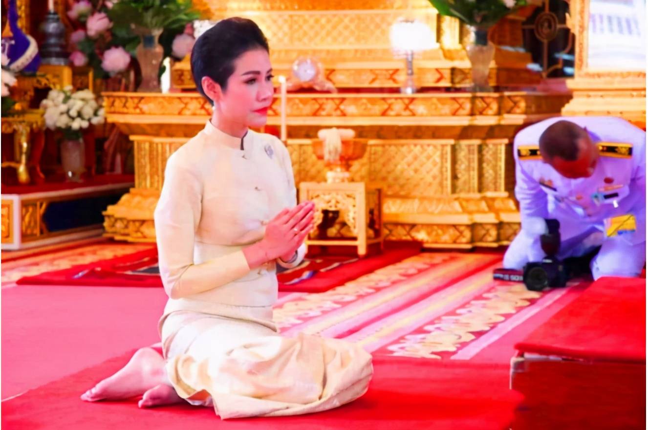 套裙|诗妮娜成功逆袭，连续换三套裙装一套比一套惊艳，年龄不大却成熟