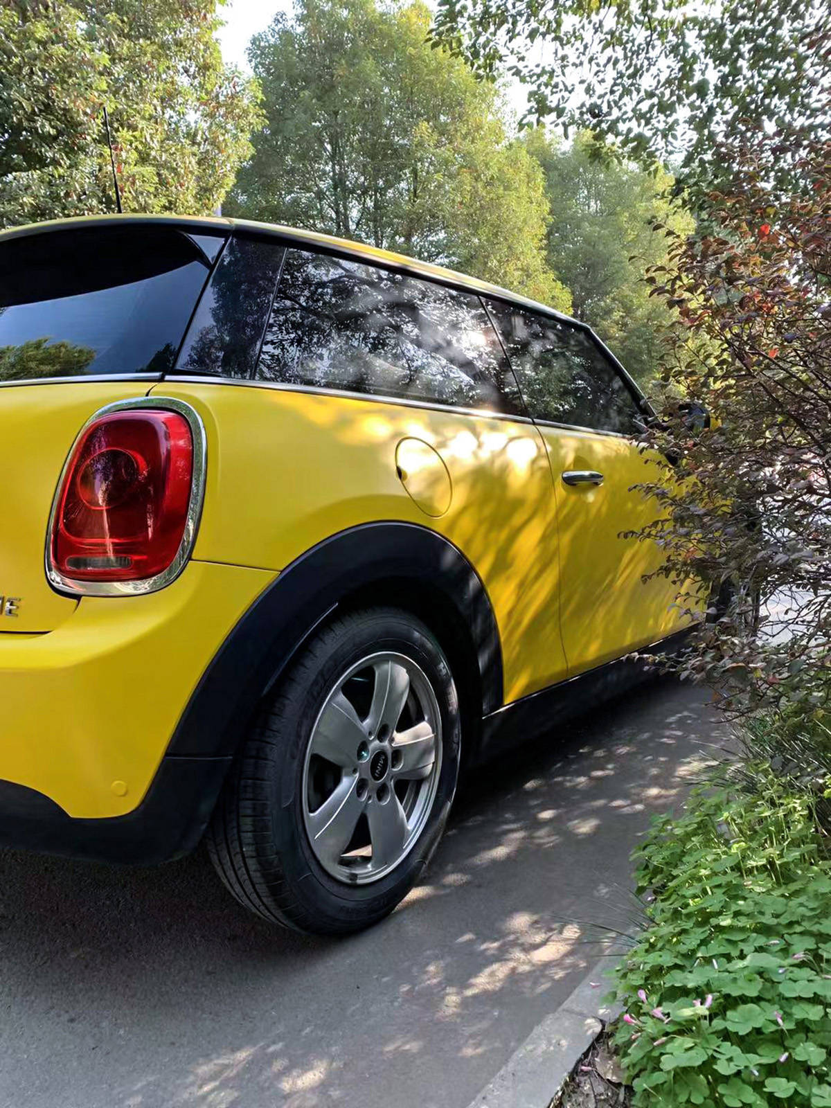 宝马mini(参数|图片)车身改色膜电光嫩芽黄,给自己得爱车换个颜色就像