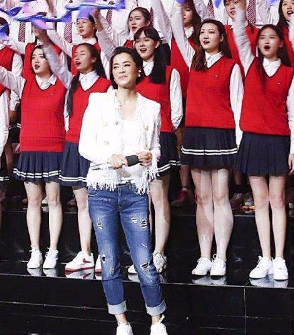 毛阿敏|毛阿敏脖子以上都是皱纹，再怎么化妆掩饰，57岁的状态是真实的！