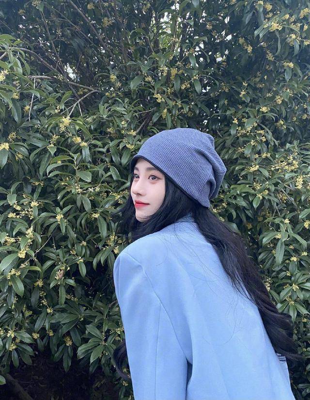 一头黑色长发的鞠婧祎真的是太温柔了,甜美的五官画上了元气感满满的