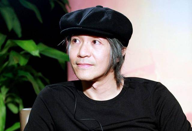 还记得被周星驰"一弹"成名的小胖子吗?如今长大后帅到