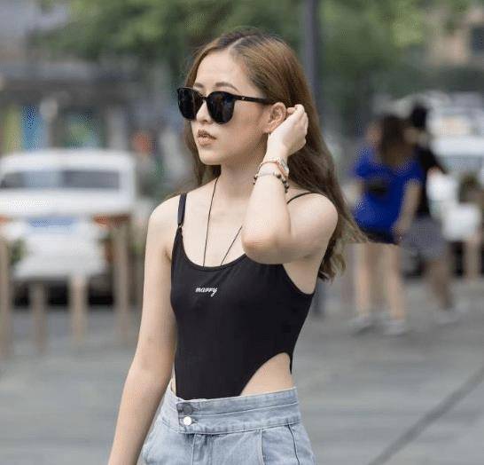 "泳衣外穿"美女火了,看到低头害羞的样子,网友:太独特