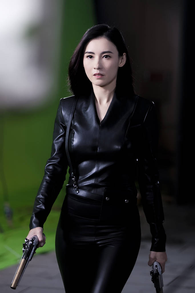 超a!张柏芝穿皮衣持枪拍广告 眼神凌厉又美又飒
