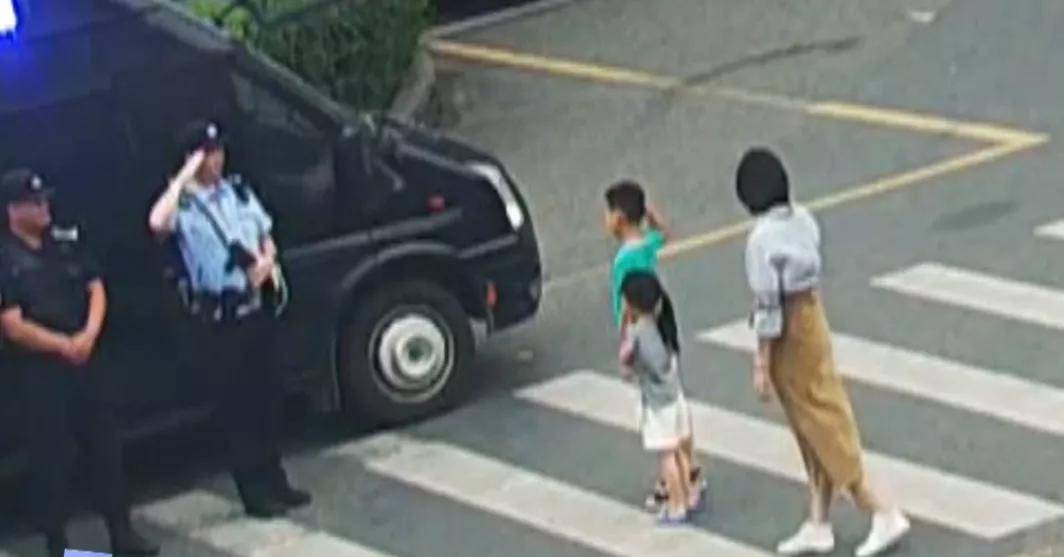 “孙豪同志，要求你立即停止工作，即刻执行！”