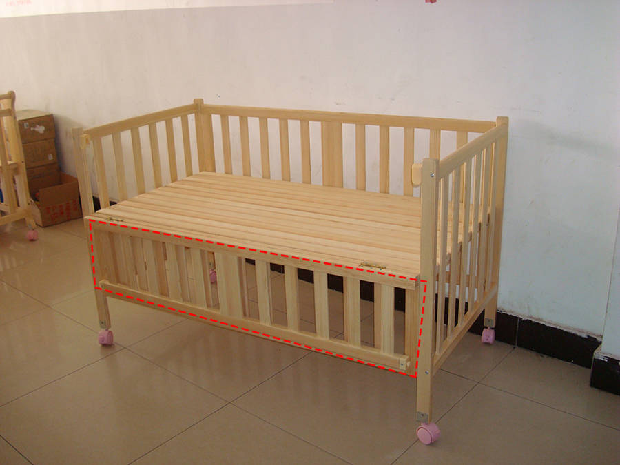 婴儿床扔了太可惜,学他拆掉一面护栏改成小书桌,孩子用着刚刚好!