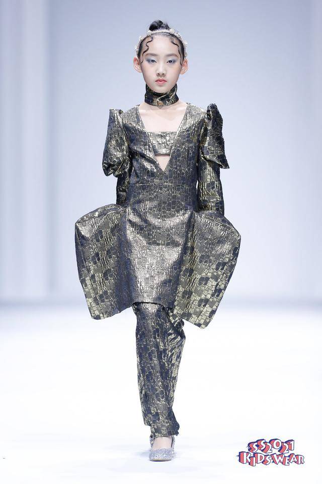 时尚|科技与时尚相融合——FUNNY DREAM高定礼服童装秀