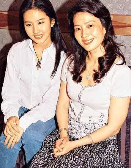 她是刘亦菲母亲，曾退出国籍去美国，女儿回国