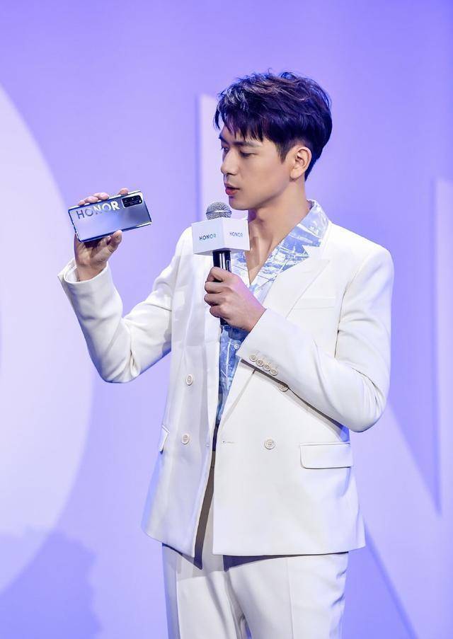 高调|李现终于再次高调！久违红毯造型霸气十足，入围韩国视帝火到国外