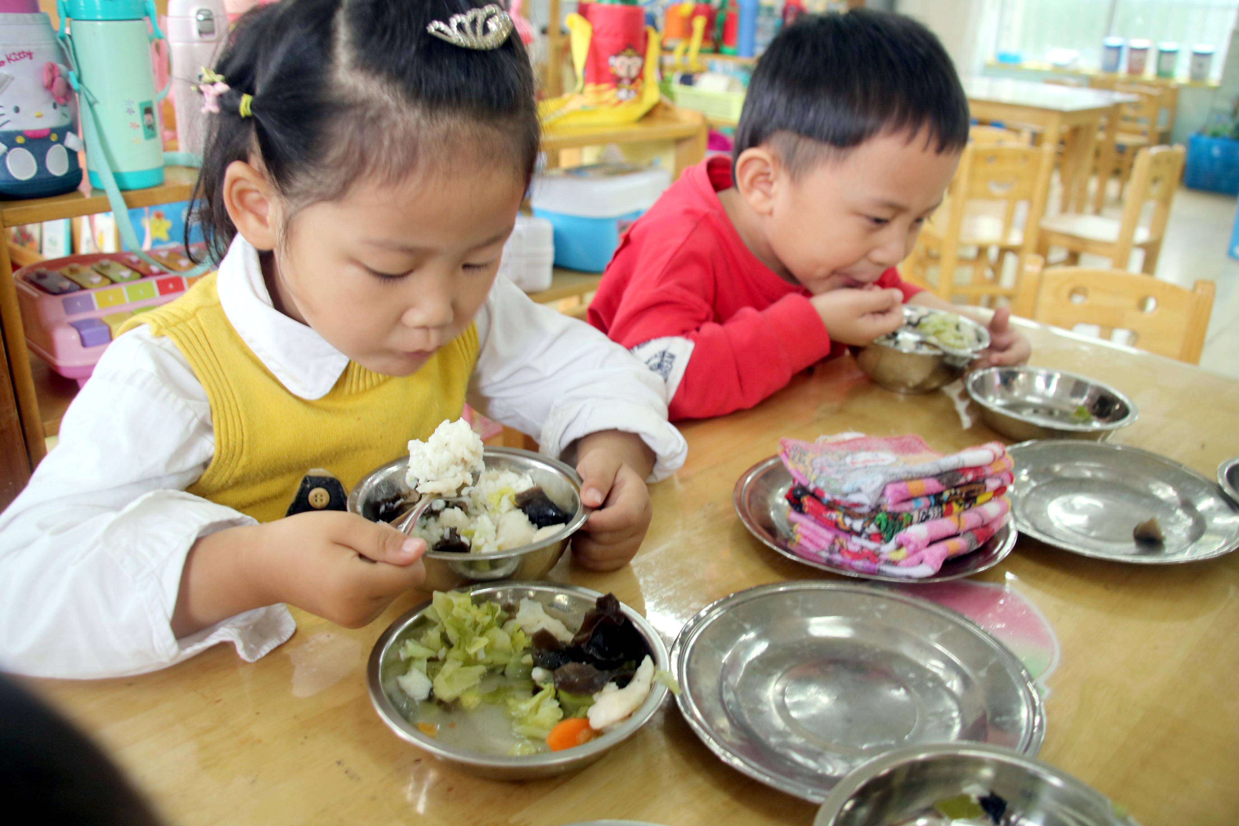 2020年10月16日,江苏省苏州市虎丘中心幼儿园小朋友在吃午餐.