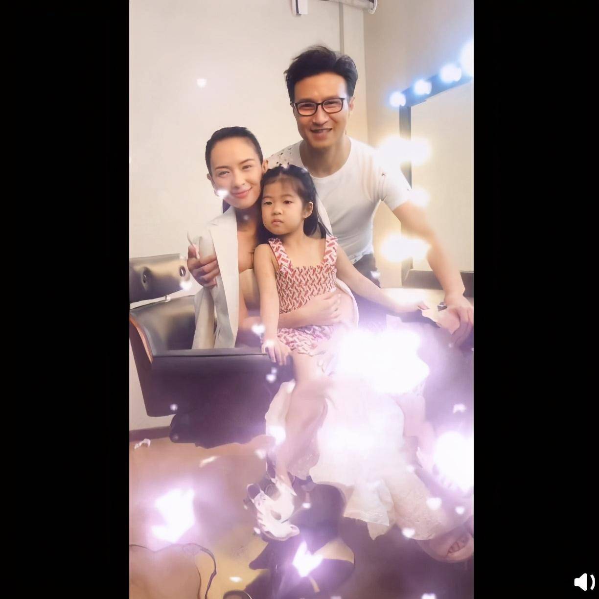章子怡和汪峰约会看剧,忘开美颜曝光产后真实状态