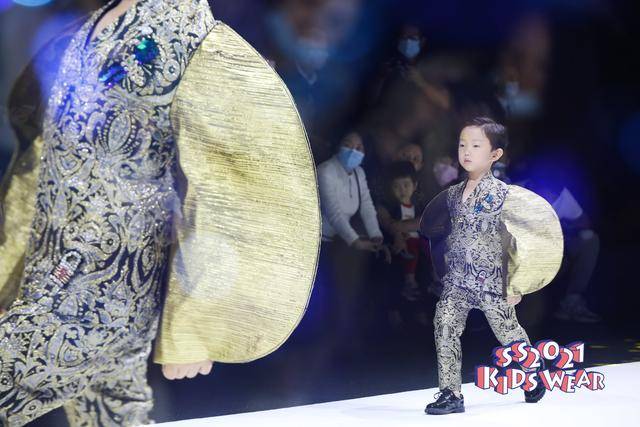 时尚|科技与时尚相融合——FUNNY DREAM高定礼服童装秀