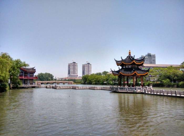 大连GDP为什么上不了万亿_抓拍大连沙滩上妇女(3)