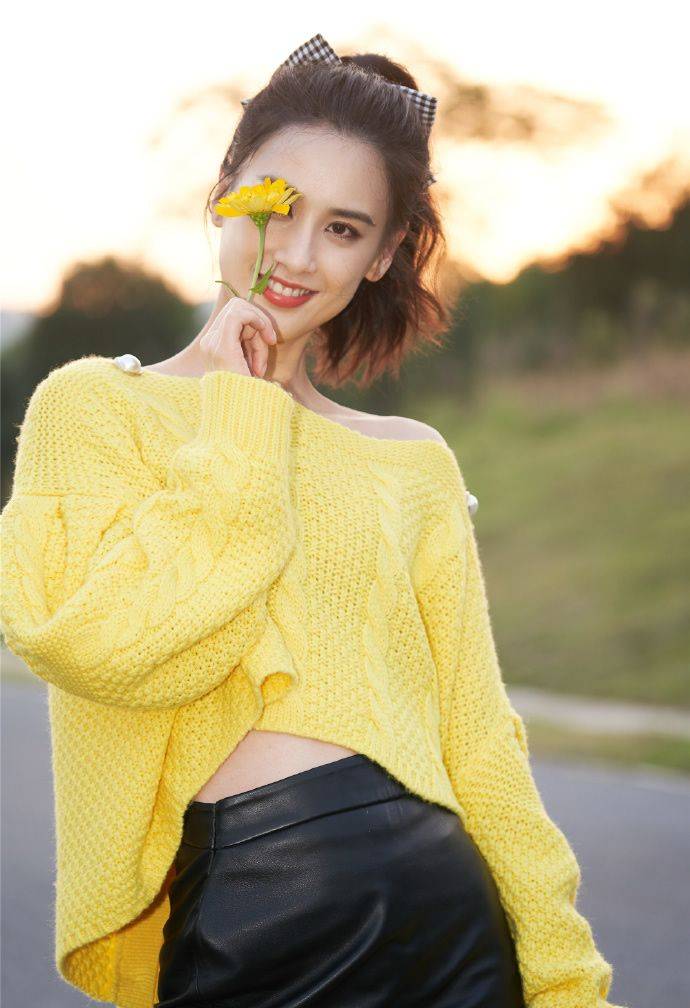 毛衣|黄圣依身材确实无敌，穿上黄色毛衣很显活力，可惜脸上细纹不少