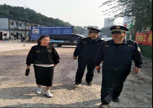 街道党群服务中心主任毋丽君在社区卫生服务站进行消防安全检查