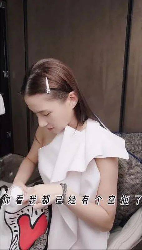 女郎|何超莲分享平价护肤品，秒变带货女郎，网友：赌王千金也缺钱？
