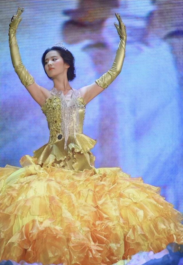 19岁刘亦菲金鹰女神幕后照,看到桌子,当年还在喝AD钙?