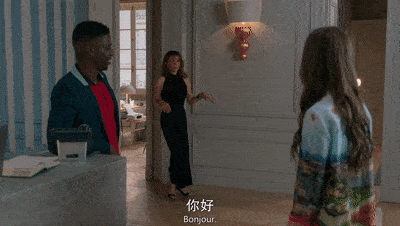 希尔薇|《艾米丽在巴黎》引热议，瘦小女主混搭被嘲，反被配角法式风反超