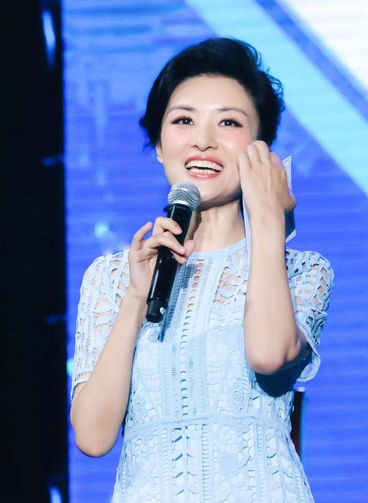 原创52岁周涛近况曝光,面部浮肿认不出,曾离职央视演话剧获粉丝热捧