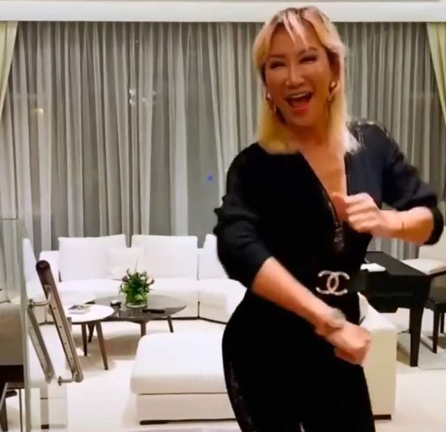 身材|李玟晒照拿帽子挡脸，身材好是真的，但素颜干瘦的像个老人！