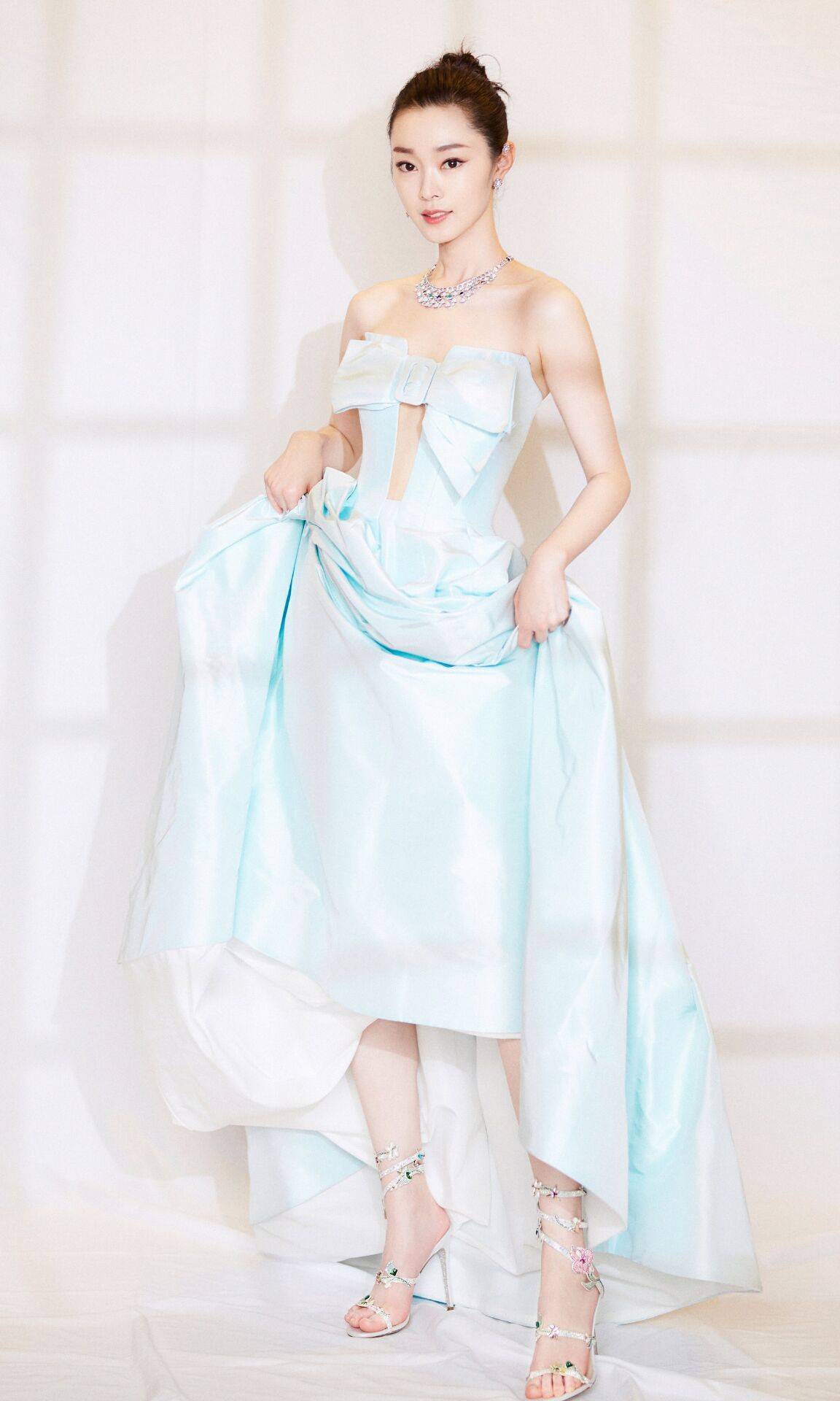 少女|宋轶挑战少女风穿搭，当她用手提起裙摆时，怎么看也不像80后