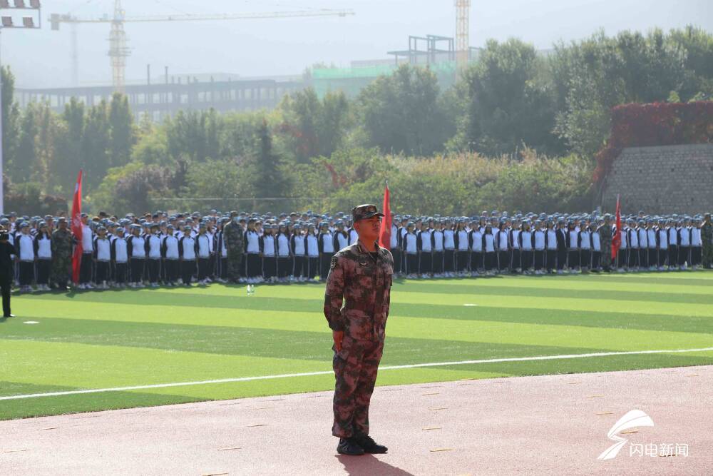 表演|再见军训 你好大学！济南职业学院3715名新生列着方阵走来了