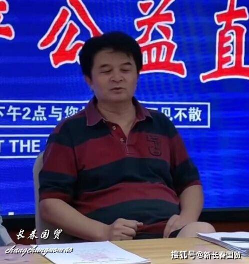 61岁毕福剑现身商演，生活节俭一件T恤穿十年