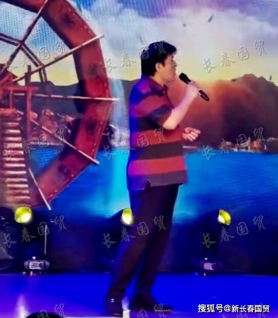 61岁毕福剑现身商演，生活节俭一件T恤穿十年