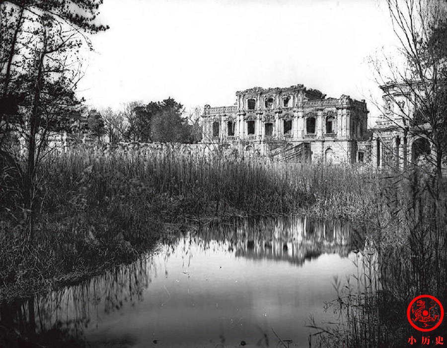 文化|晚清老照片:被英法联军焚毁之后的圆明园,断壁残垣荒草丛生