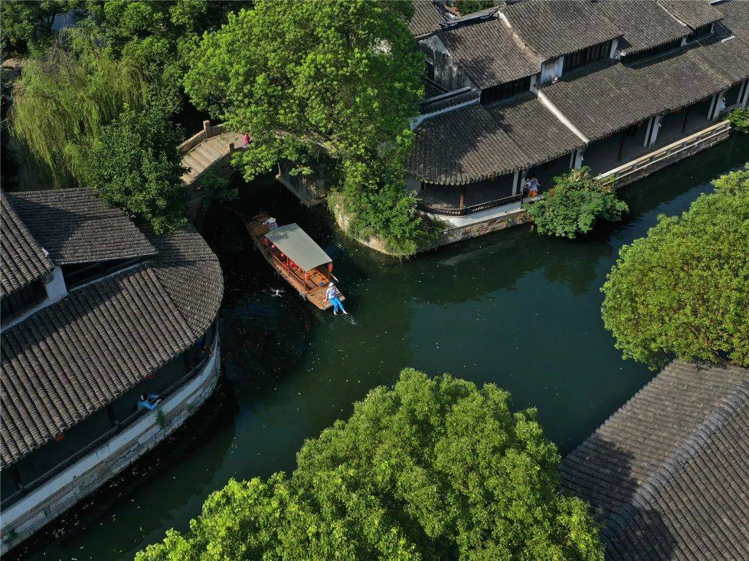 小镇人口七万_怪诞小镇图片